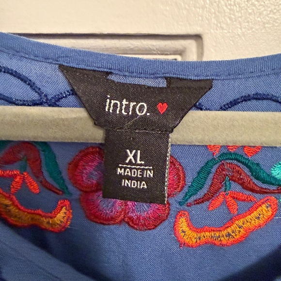 intro. Vibrant V Neck Blue Floral Embroidered Blouse Sz XL - Picture 2 of 10